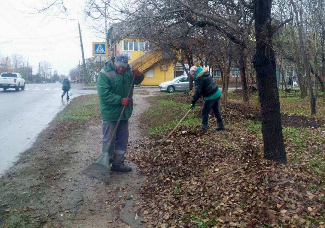 Комунальники наводять лад у парках Харкова
